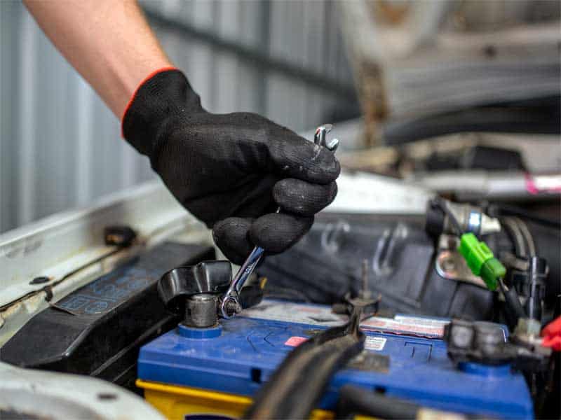 اهمیت تاریخ تولید و انقضای باتری در امداد باتری همدان